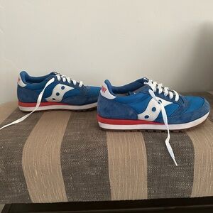 Lightly worn Unisex Saucony sneakers, men’s size 8. VERY COMFORTABLE SHOES :)
